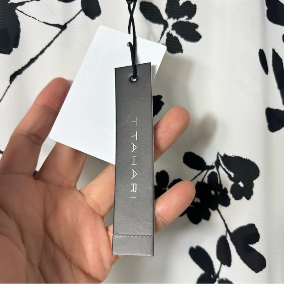 T. TAHARI RUFFLE CAP SLEEVE BLACK WHITE WOMEN SHORT SLEEVE BLOUSE SIZE LARGE NEW - Picture 7 of 9